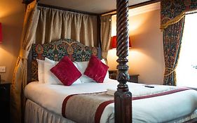 The Red Lion 3*